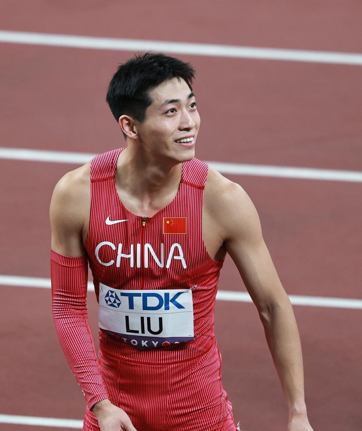 九游娱乐-田径赛场选手实力过招，决出胜负